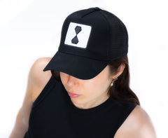 Trucker Curved Black – Logo